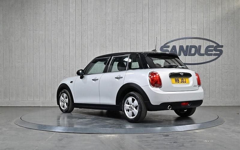 Usado Mini Cooper Classic 136 CV (100 kW) 2019 Plateado Utilitario