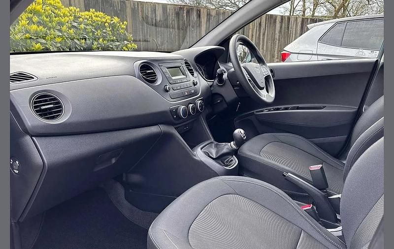 Used Hyundai i10 SE 87 HP (63 kW) 2017 Blue Hatchback