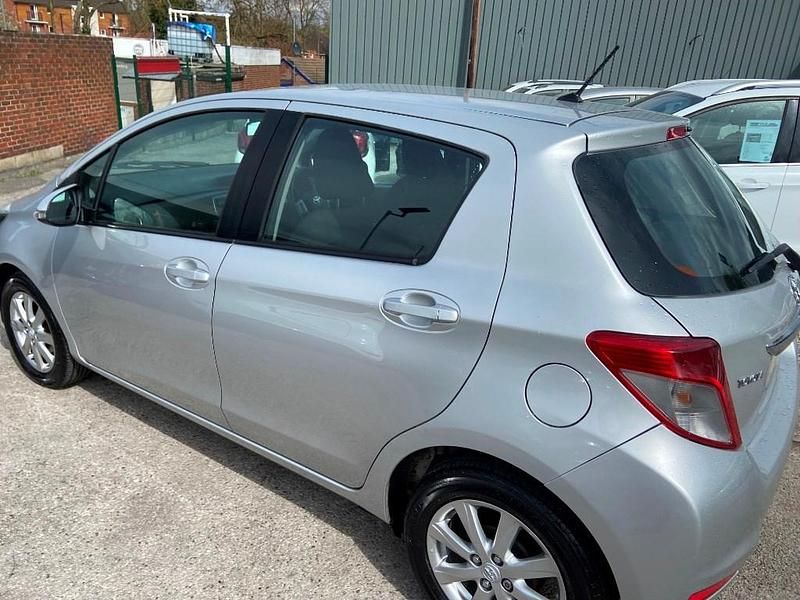 Used Toyota Yaris Multidrive S 98 HP (72 kW) 2011 Silver Hatchback