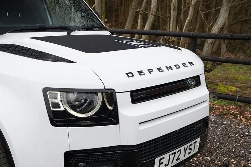 Used Land Rover Defender Dynamic 350 HP (257 kW) 2022 White Estate
