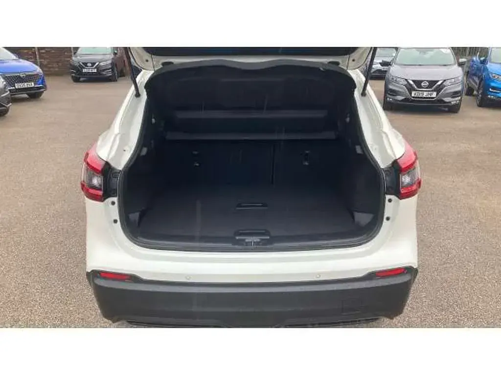 Used Nissan Qashqai Acenta Premium 115 HP (84 kW) 2019 White SUV