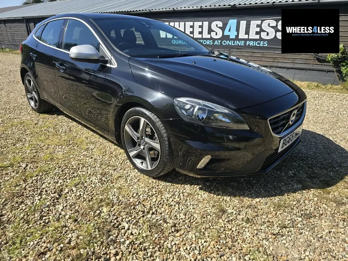 Käytetty Volvo V40 R-Design 122 HP (89 kW) 2015 Musta Viistoperä