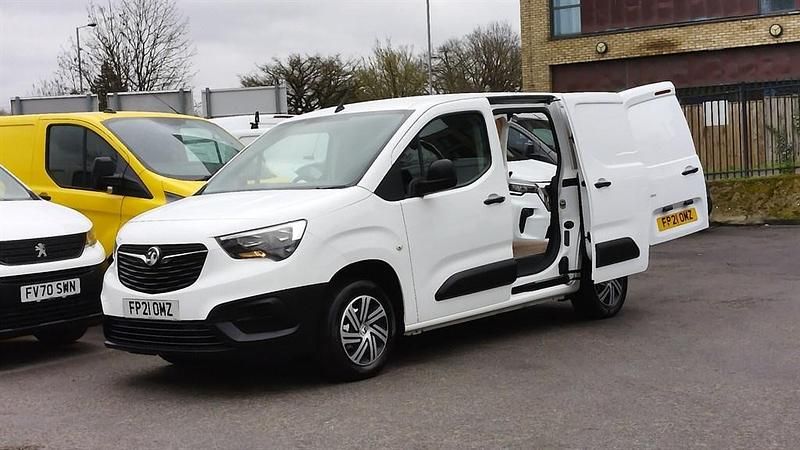 Used Vauxhall Combo 100 HP (73 kW) 2021 White MPV