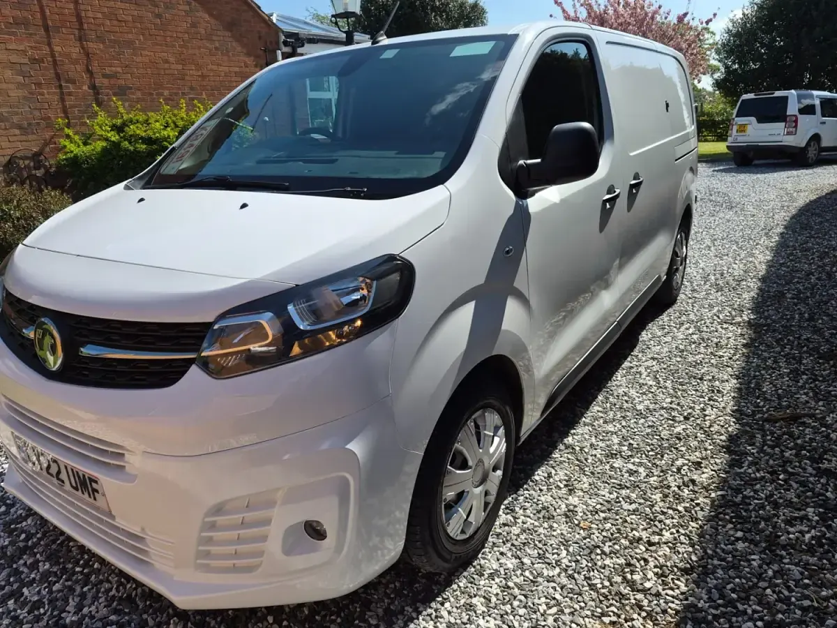 Gebraucht Vauxhall Vivaro 100 PS (73 kW) 2022 Weiß Van / Kleinbus