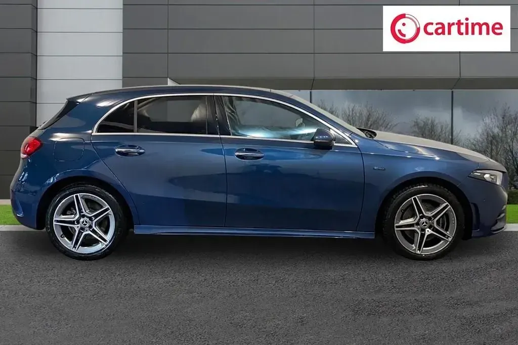 Begagnad Mercedes A250 AMG Line Premium Plus 2020 Blå Halvkombi