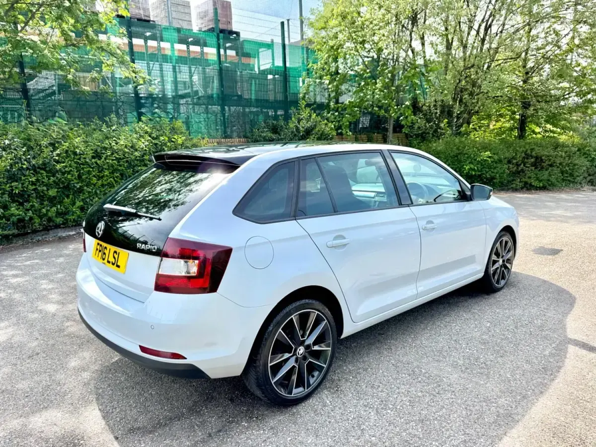 Gebraucht Skoda Rapid Sport 115 PS (84 kW) 2016 Weiß Kleinwagen