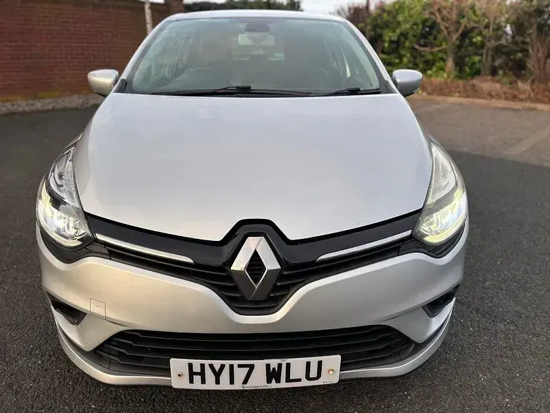 Used Renault Clio Dynamique 110 HP (80 kW) 2017 Silver metallic Hatchback