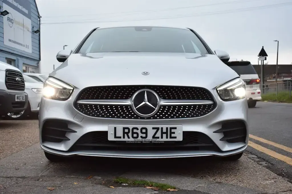 Usado Mercedes B180 AMG line 135 HP (99 kW) 2019 Prateado Monovolume