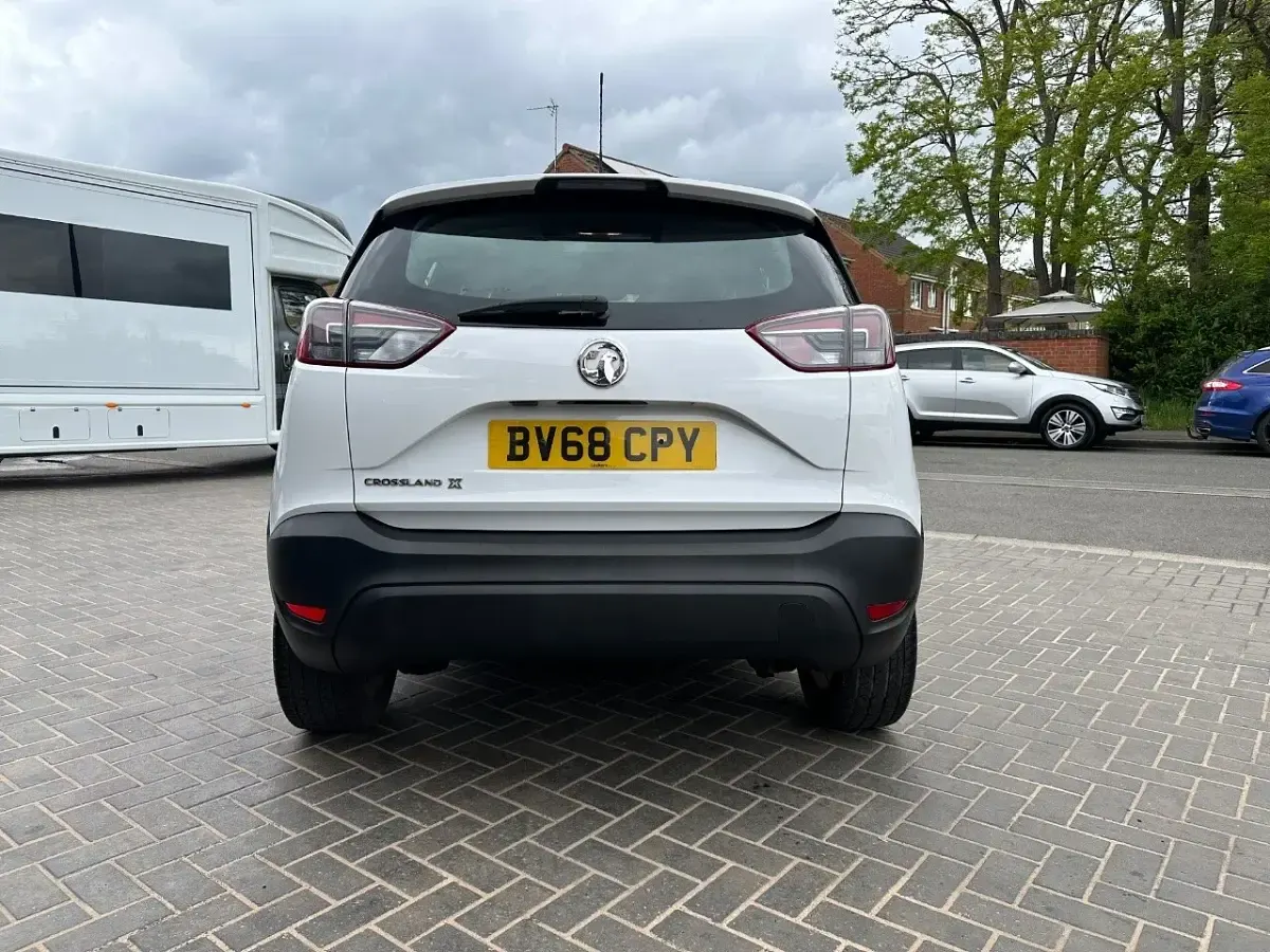 Used Vauxhall Crossland X 81 HP (59 kW) 2018 White SUV