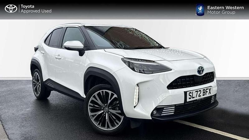 White Used 2022 Toyota Yaris Hybrid SUV | £22,998 (Expensive) - Image 1/4