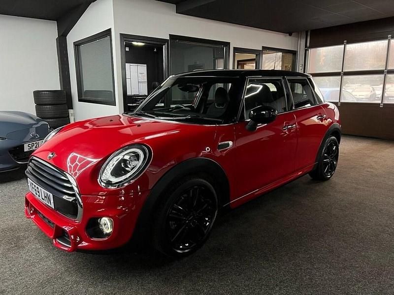 Usado Mini Cooper Hatch 136 CV (100 kW) 2019 Rojo Utilitario