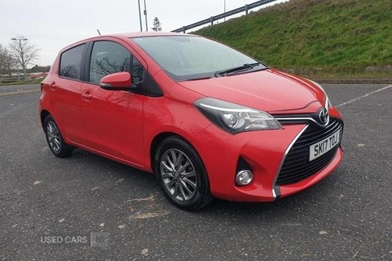 Used Toyota Yaris 90 HP (66 kW) 2017 Red Hatchback