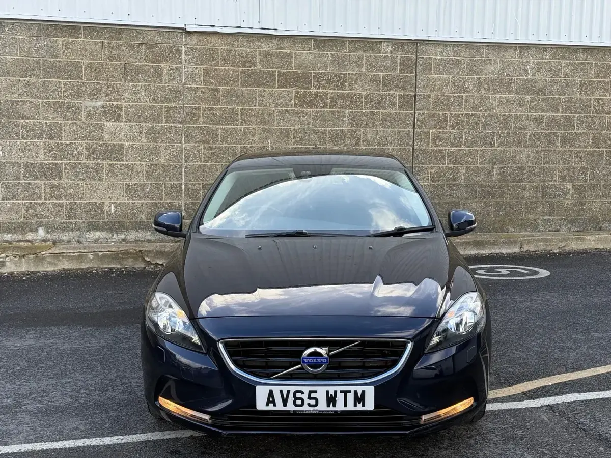 Used Volvo V40 SE 2015 Blue Hatchback