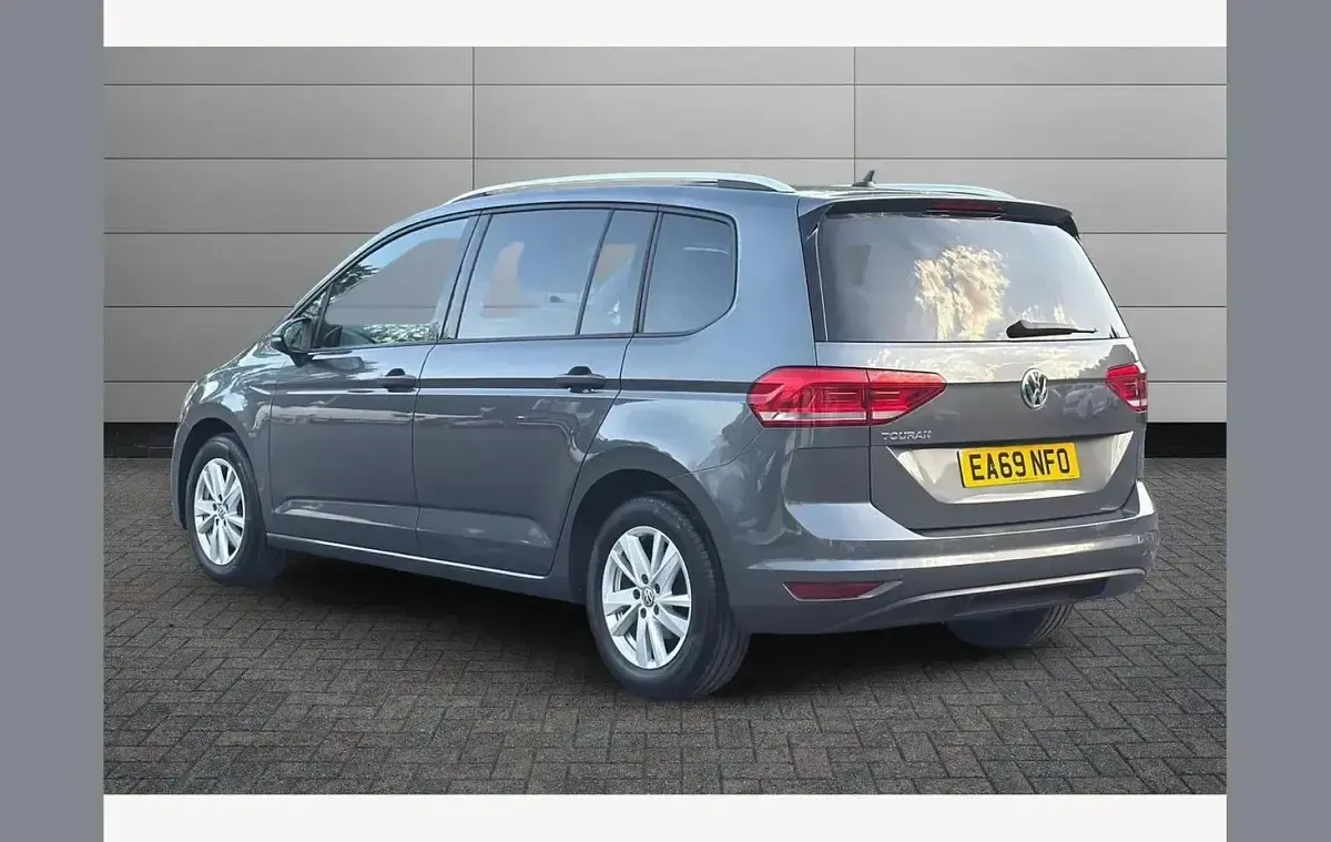 Usado VW Touran Family 150 HP (110 kW) 2019 Cinzento Monovolume