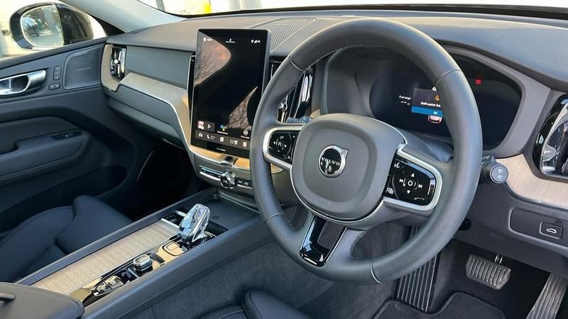 Usado Volvo XC60 Plus 250 CV (183 kW) 2025 Azul SUV