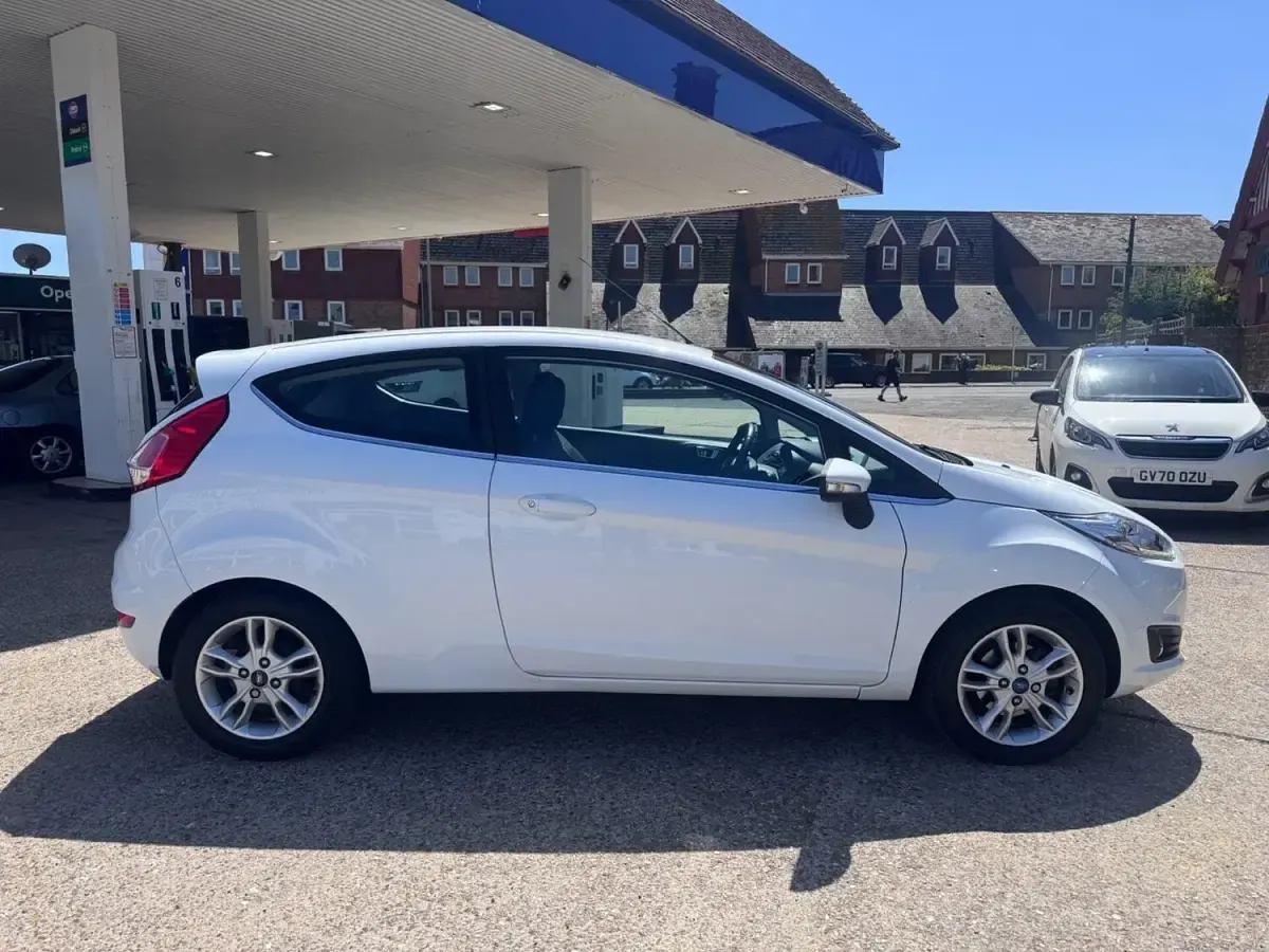Used Ford Fiesta Zetec 98 HP (72 kW) 2016 White Hatchback