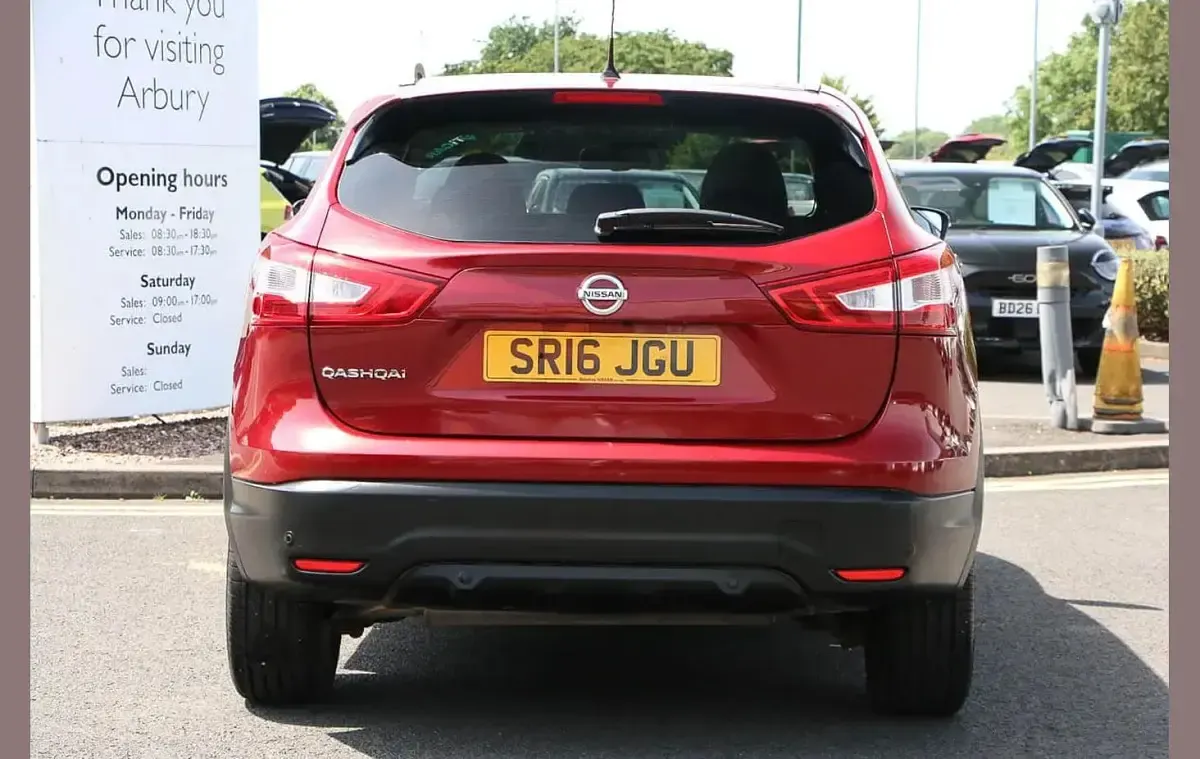 Used Nissan Qashqai N-TEC 115 HP (84 kW) 2016 Red SUV