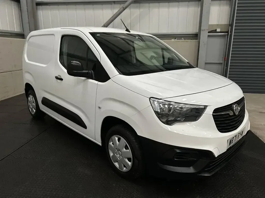 Used Vauxhall Combo 100 HP (73 kW) 2022 White MPV