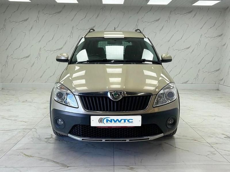 Usado Skoda Roomster 105 CV (77 kW) 2011 Beige Monovolumen