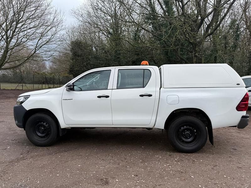 Used Toyota HiLux Active 150 HP (110 kW) 2020 White Pickup
