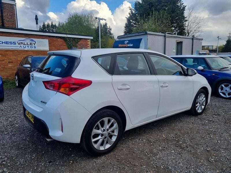 Used Toyota Auris Multidrive S 132 HP (97 kW) 2013 White Hatchback