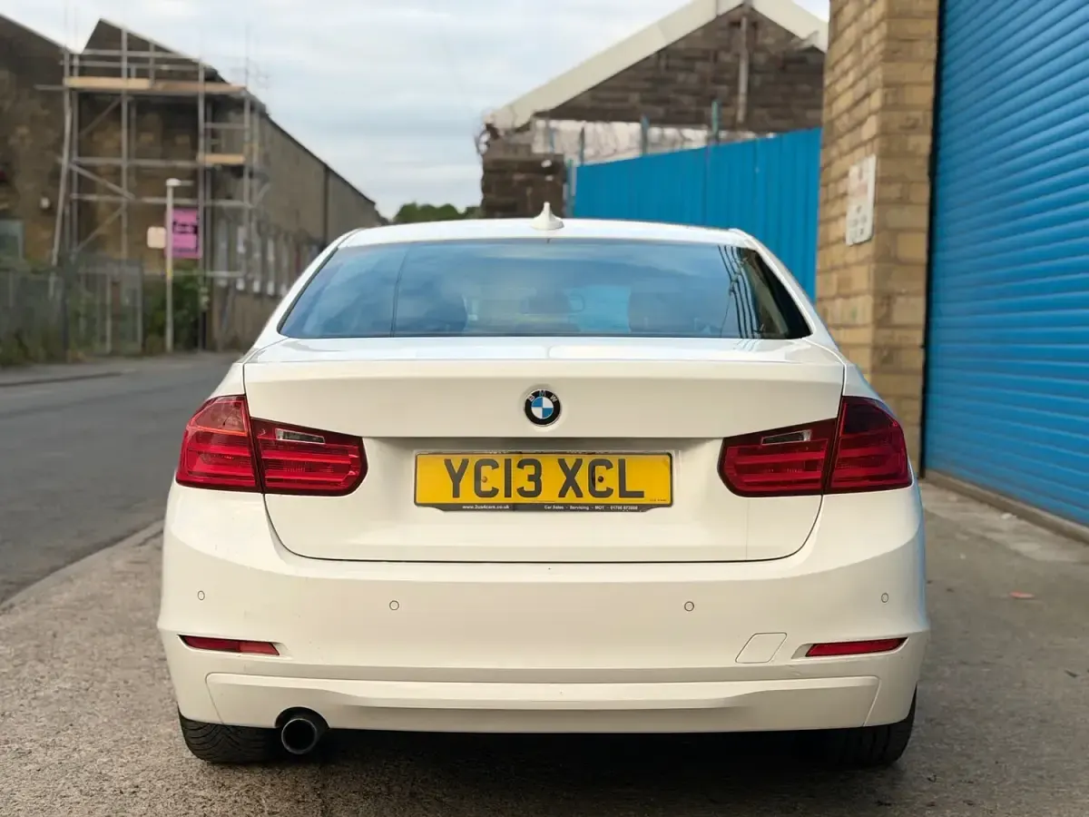 Used BMW 318 Comfort Edition 2013 White Sedan