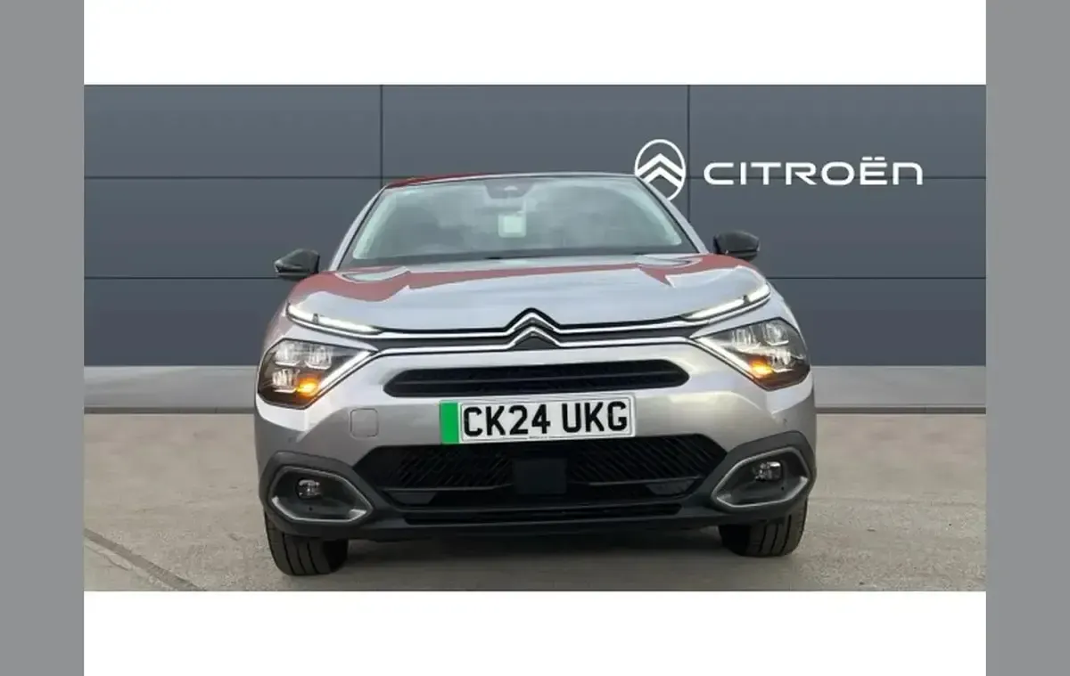 Begagnad Citroën e-C4 100 kW (136 HK) 2024 Grå Sedan