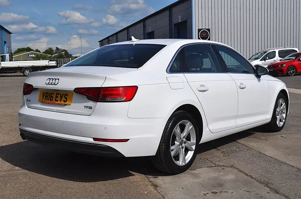 Używany Audi A4 Sport 150 KM (110 kW) 2016 Biały Sedan/Limuzyna
