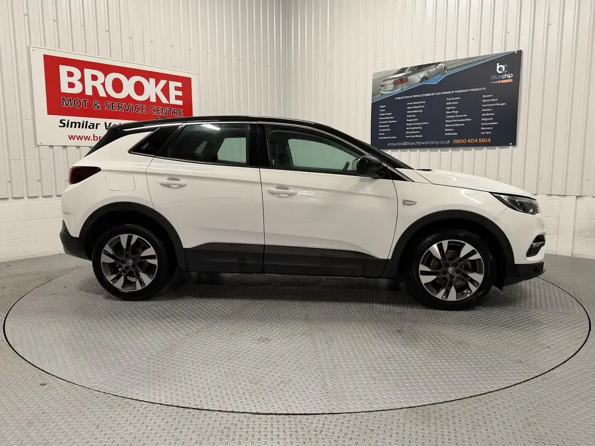 Used Vauxhall Grandland X Sport 130 HP (95 kW) 2019 White SUV