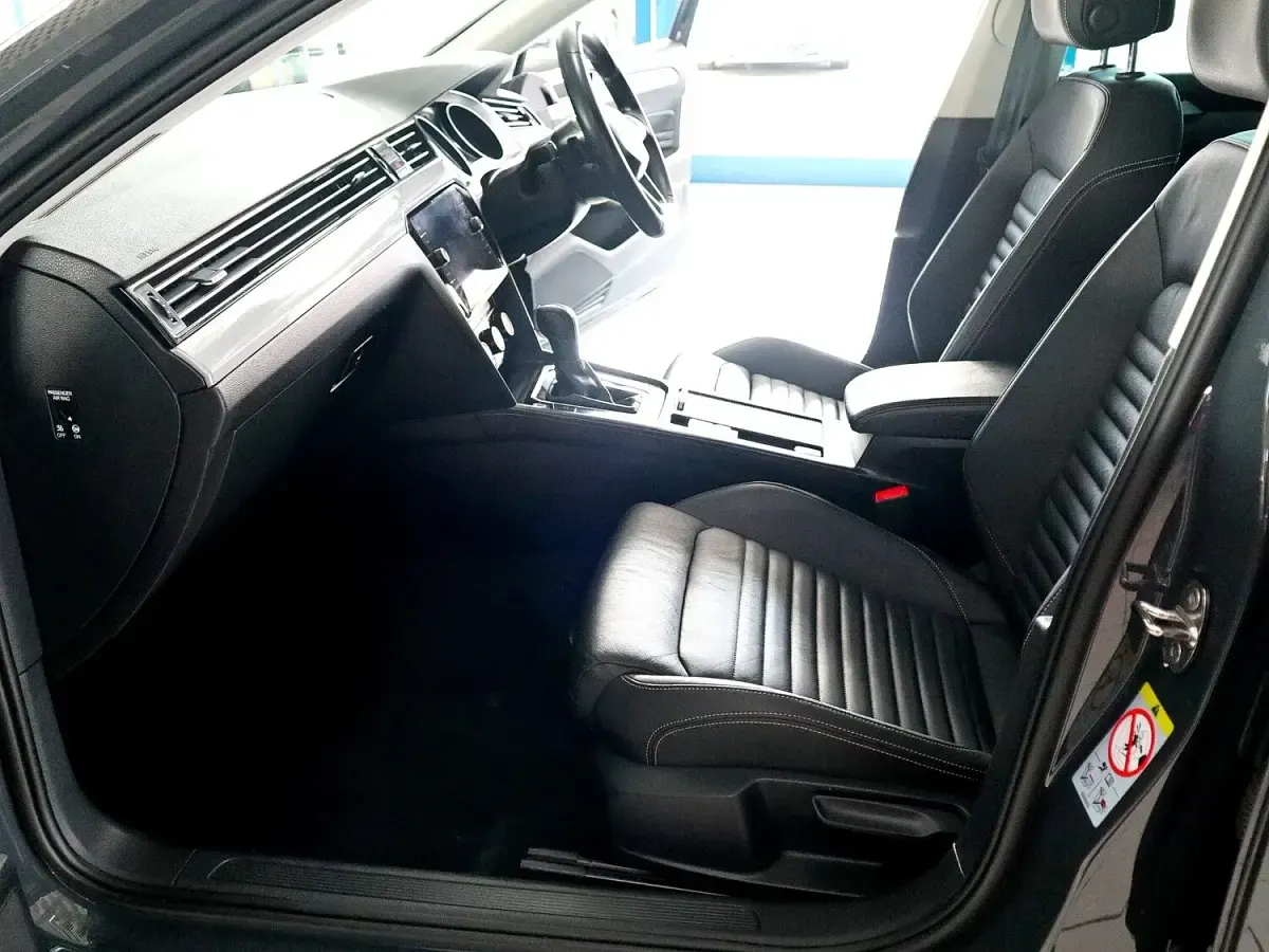 Used VW Passat SEL 120 HP (88 kW) 2020 Grey Estate