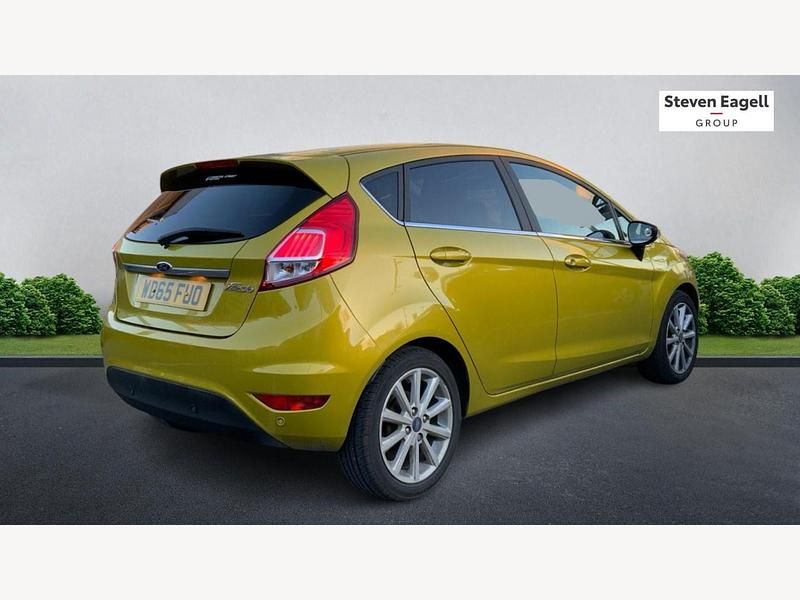 Used Ford Fiesta Titanium 100 HP (73 kW) 2015 Yellow Hatchback