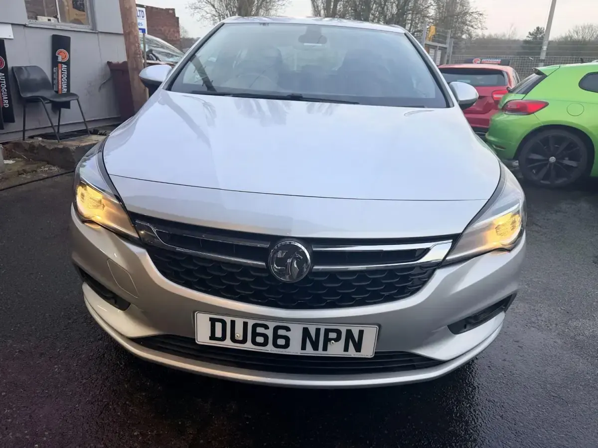 Begagnad Vauxhall Astra Elite 150 HK (110 kW) 2016 Silver Halvkombi