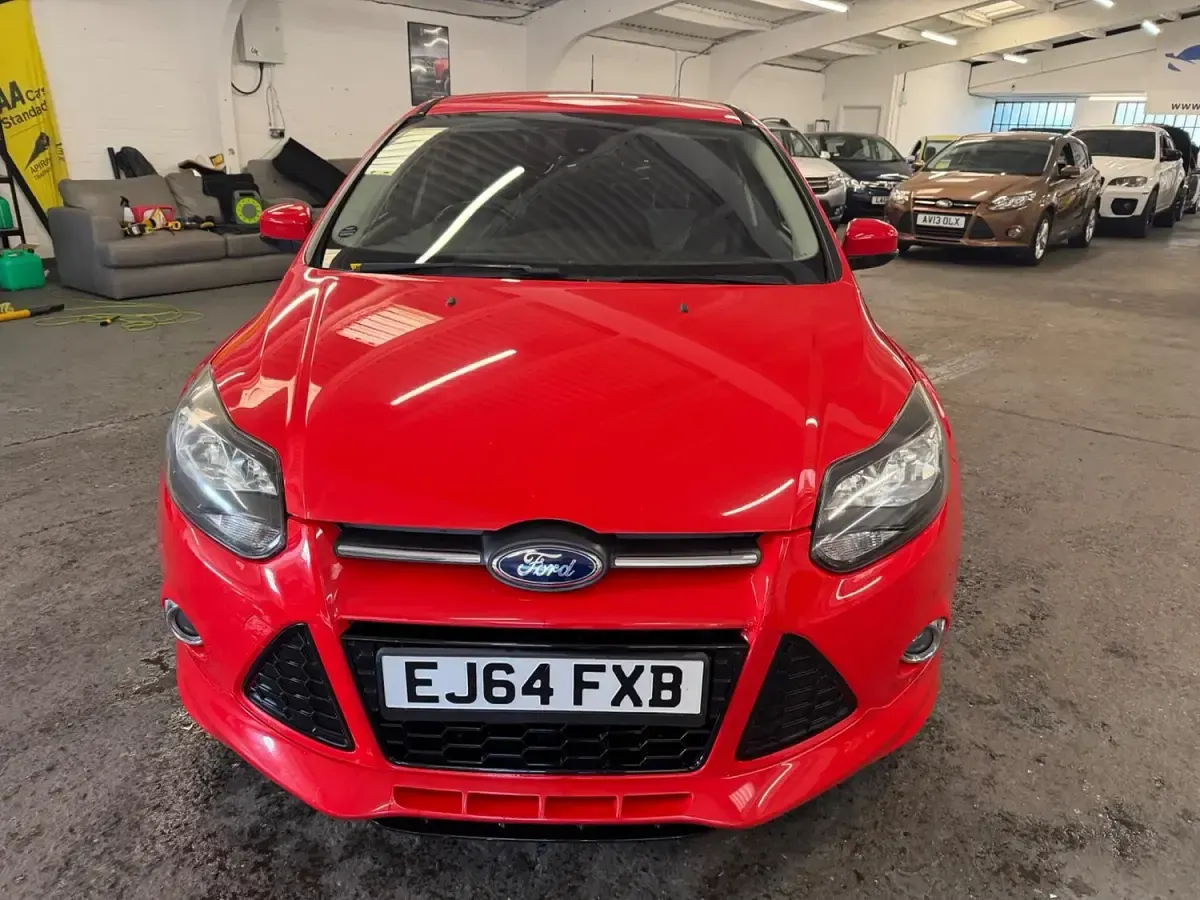 Used Ford Focus Zetec 125 HP (91 kW) 2014 Red Hatchback