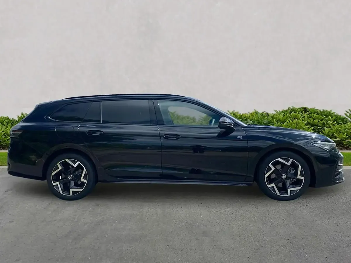 New VW Passat R-line 150 HP (110 kW) 2026 Black Estate