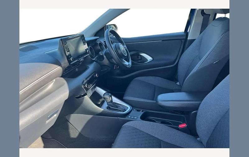 Used Toyota Yaris Hybrid Design 116 HP (85 kW) 2023 Blue Hatchback