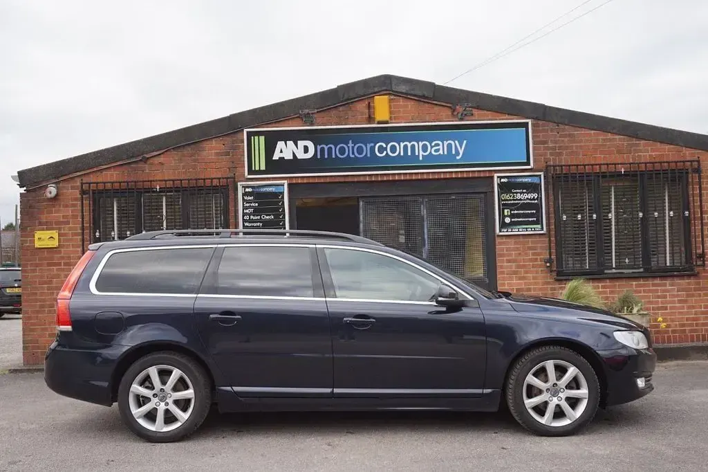 Used Volvo V70 SE Lux 150 HP (110 kW) 2015 Blue Estate