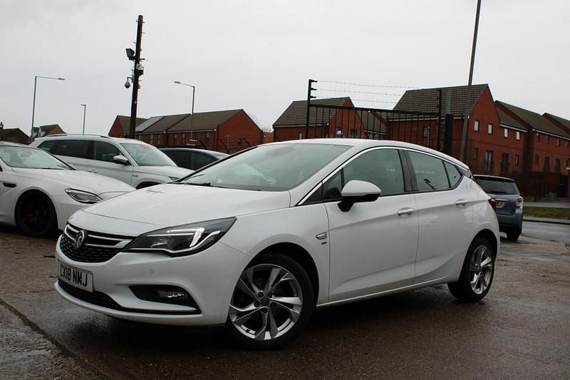 Used Vauxhall Astra SRi 150 HP (110 kW) 2018 White Hatchback
