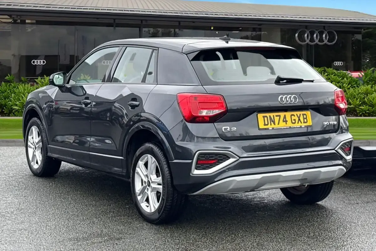 Usado Audi Q2 Sport 116 CV (85 kW) 2024 Gris SUV