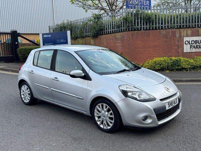 Silver Used 2011 Renault Clio II Dynamique Hatchback | £1,995 (Good price) - Image 1/4