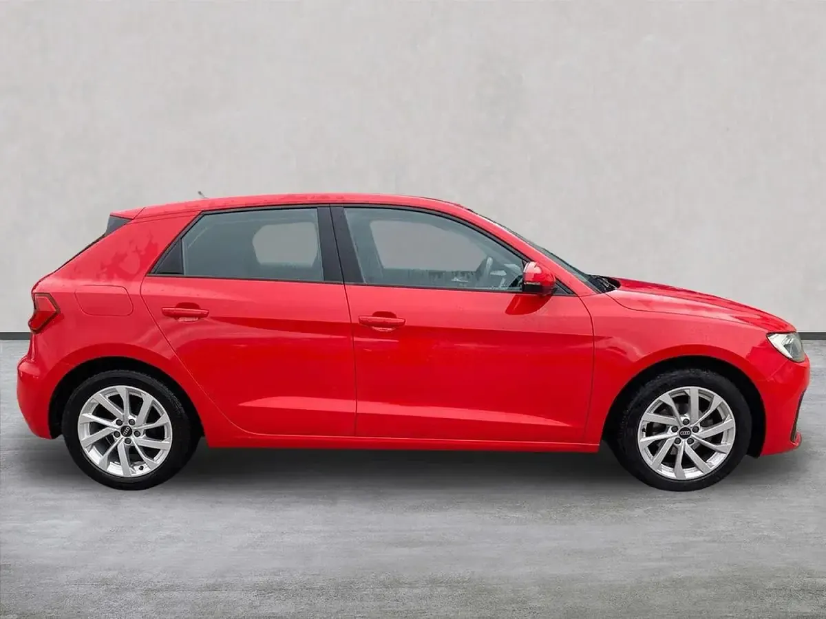 Used Mercedes A180 Sport Edition 2015 White Hatchback