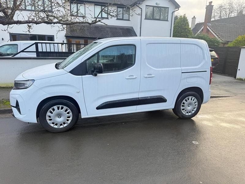 Used Vauxhall Combo 100 kW (136 HP) 2024 White MPV