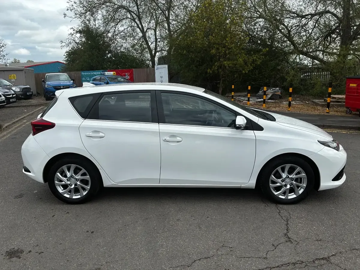 Usado Toyota Auris Business Edition 116 HP (85 kW) 2015 Branco Citadino