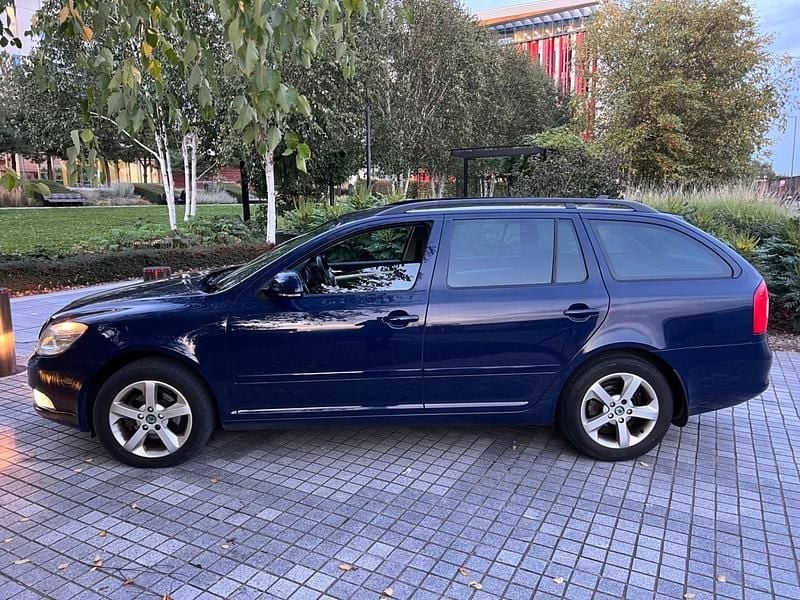 Blue Used 2011 Skoda Octavia SE Estate | £2,200 (Good price) - Image 1/4