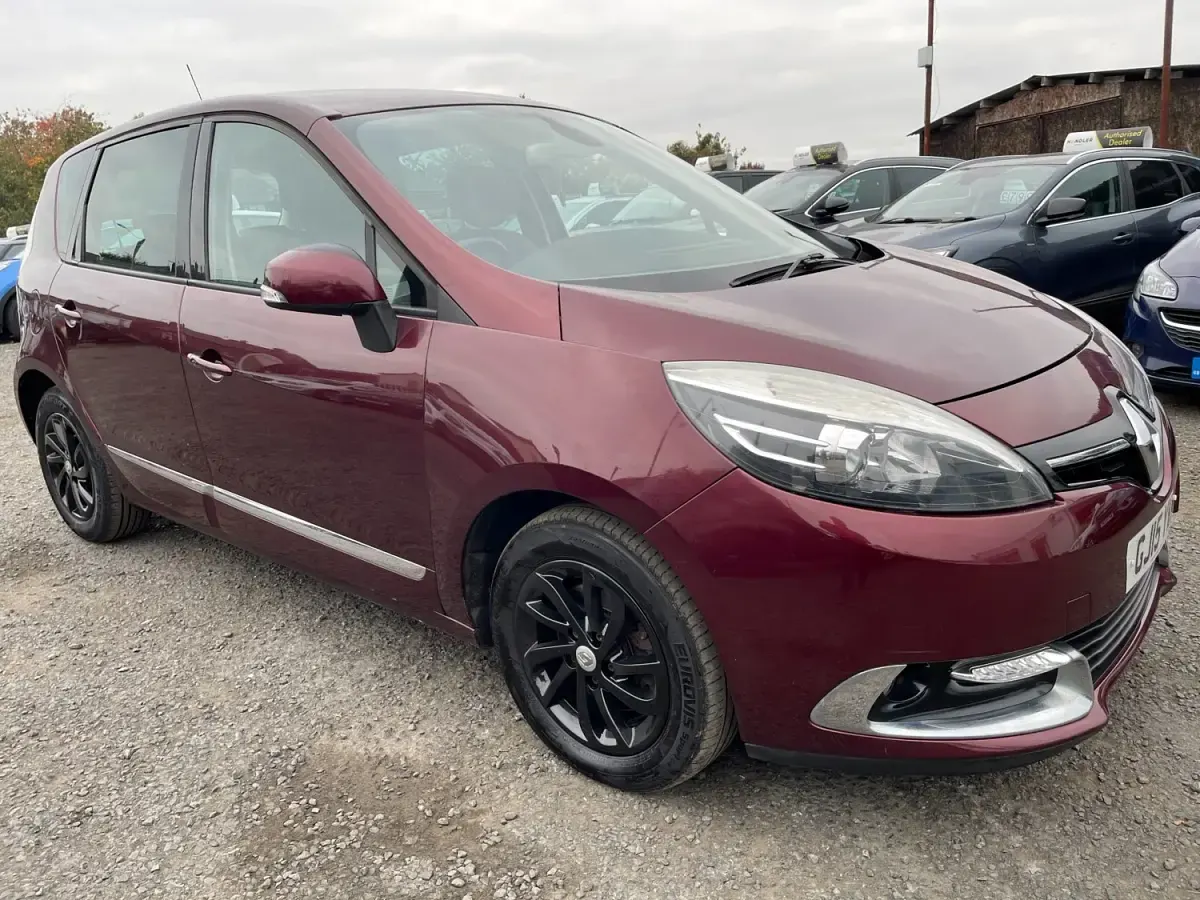Usado Renault Scénic III Dynamique 110 CV (80 kW) 2015 Rojo Monovolumen
