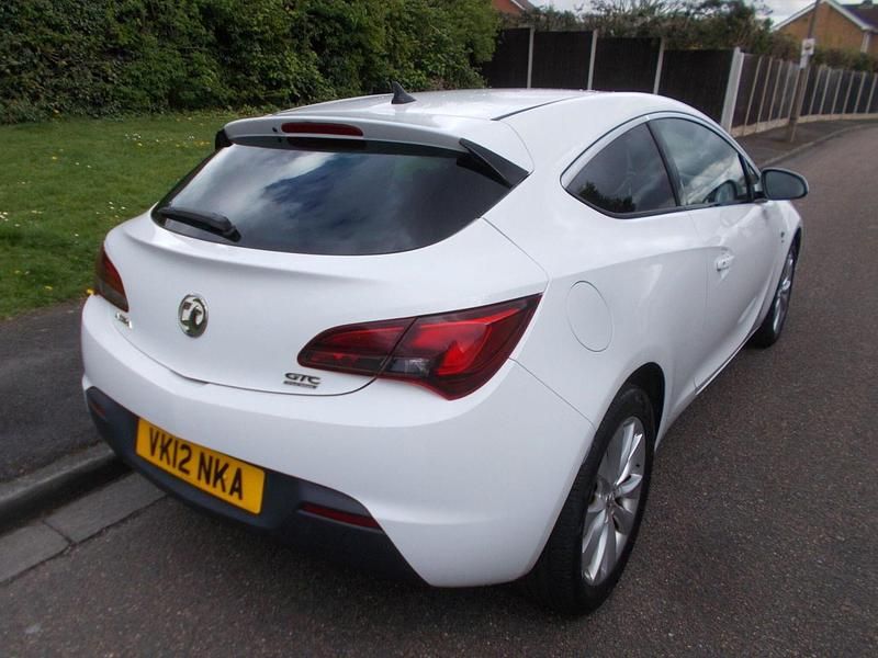 Second-hand Vauxhall Astra GTC SRi 2012 Alb Hatchback