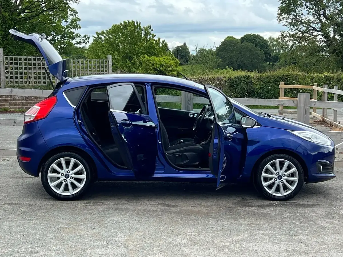 Used Ford Fiesta Titanium 125 HP (91 kW) 2015 Blue Hatchback
