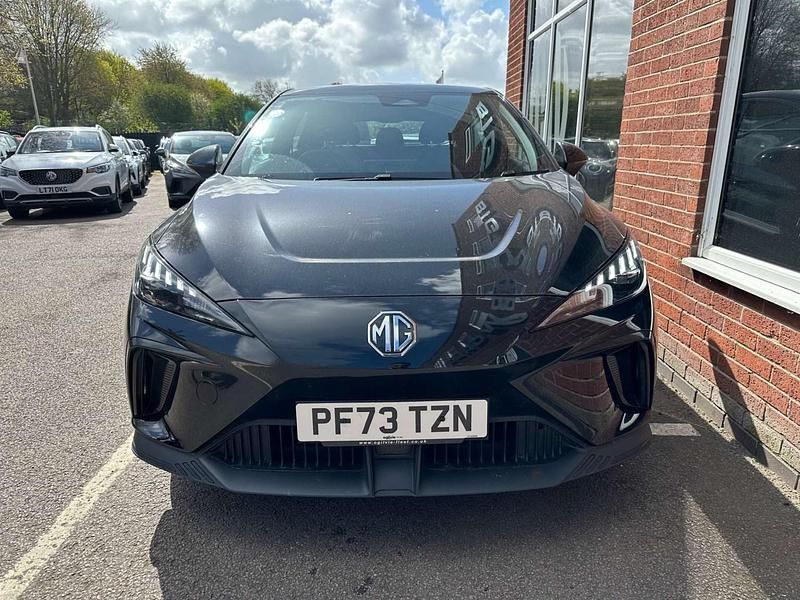 Begagnad MG MG4 EV SE 319 kW (435 HK) 2023 Svart Halvkombi