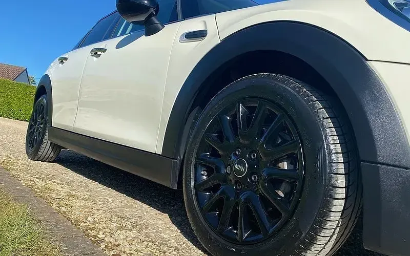 Używany Mini Cooper Hatch 136 KM (100 kW) 2018 Biały Hatchback