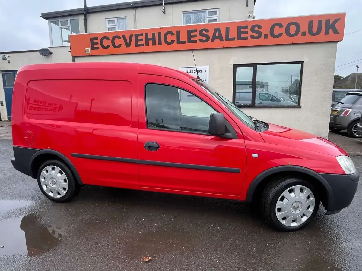 Second-hand Vauxhall Combo 75 CP (55 kW) 2011 Roșu Monovolum