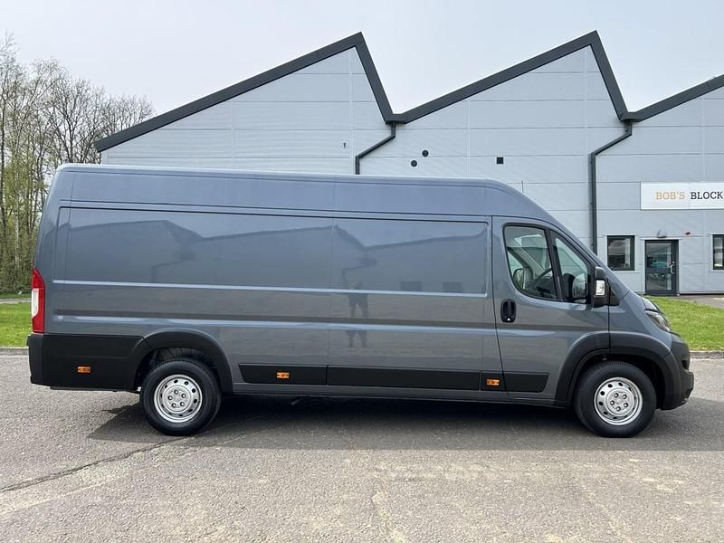 Begagnad Peugeot Boxer 140 HK (102 kW) 2020 Grå Van